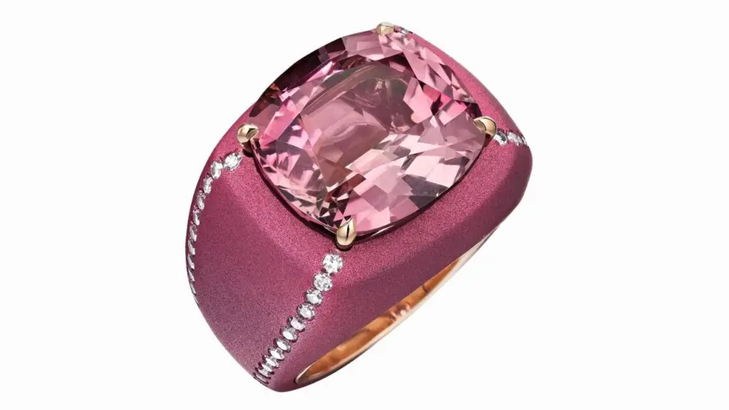 La Vie en Rose ring by Suzanne Syz with a purplish-pink tourmaline in rose gold and aluminum image