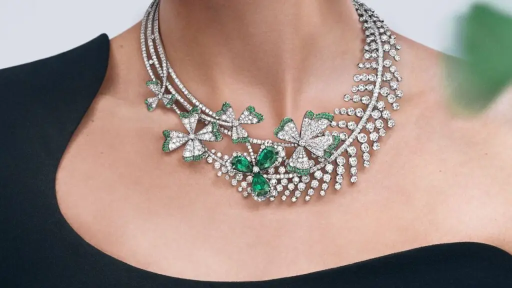The Clover and Fern necklace from Chaumet with emeralds and diamonds image