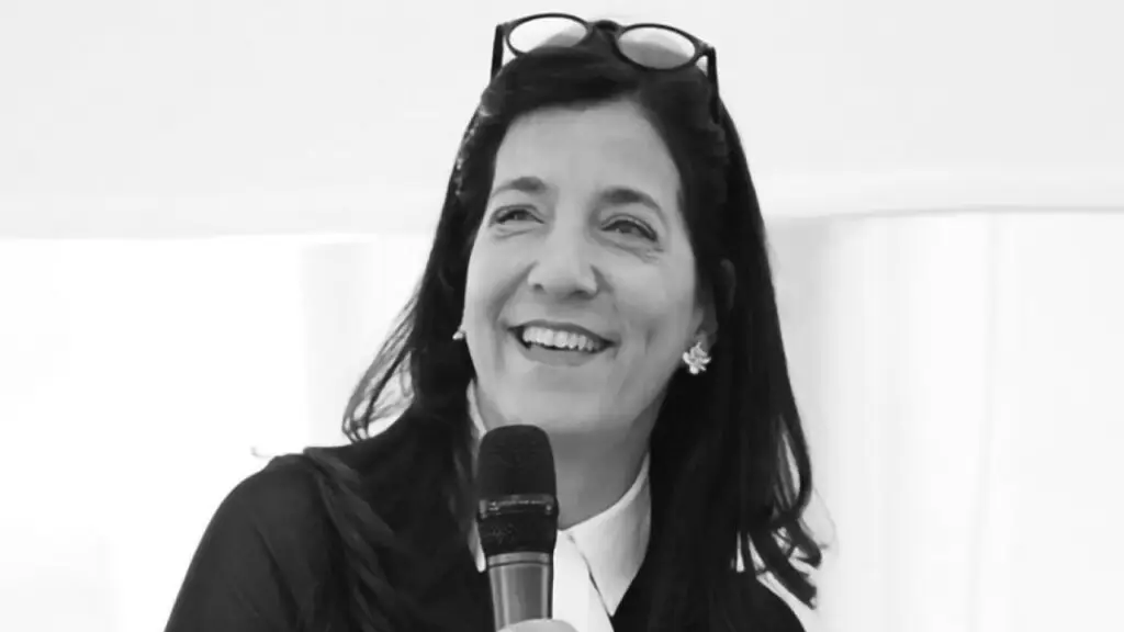 Marianne Fischer speaking into a microphone image