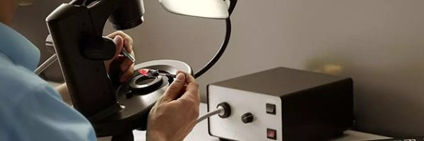 4-a-gemologist-inspects-a-gemstone-at-guebelin-gem-lab-credit-wwwgubelincom-620x213px
